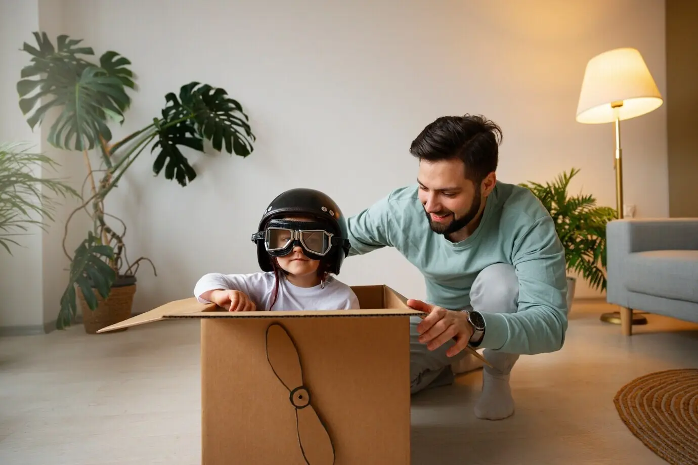 Кадр в полный рост мальчика и отца, играющих вместе.