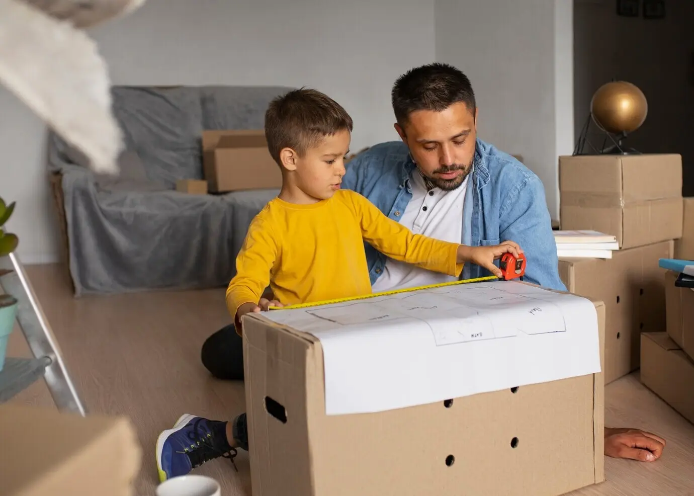 Средний план семьи, готовой въехать в новый дом.