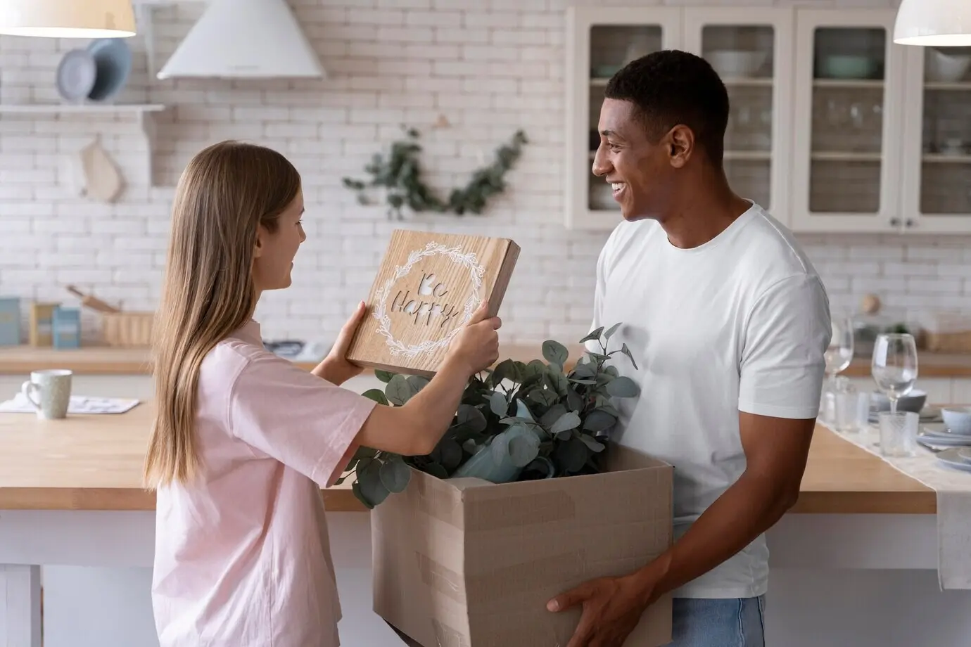 Крупный план людей, делающих дом комфортным.