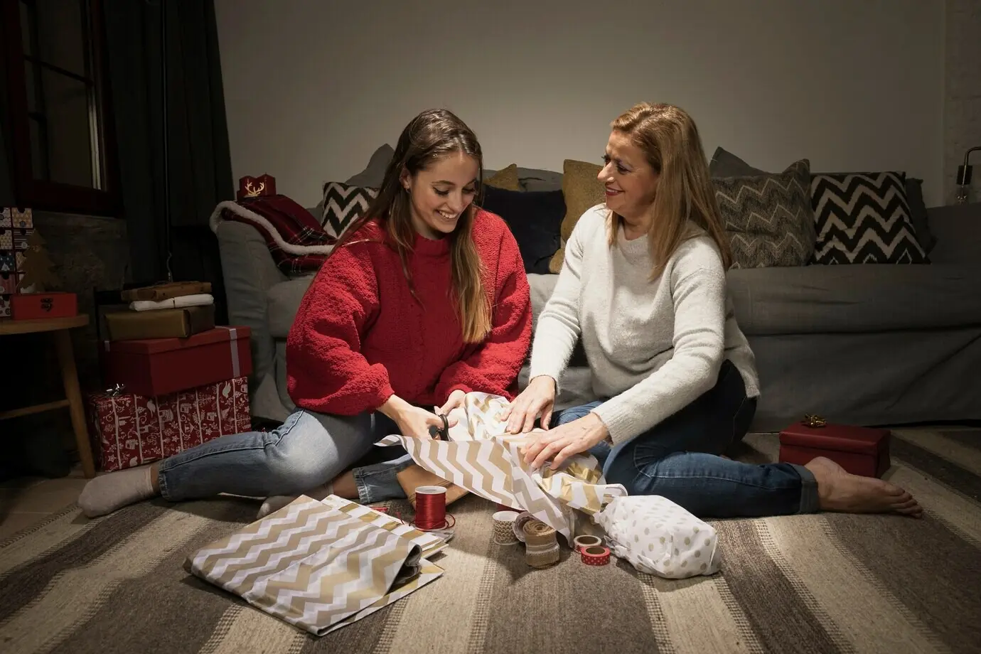 Мать и дочь открывают подарки.